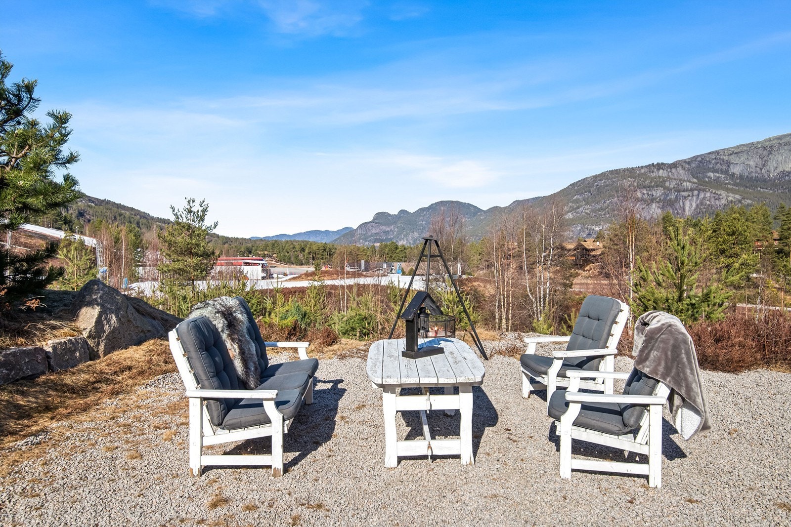 Nyt den vakre utsikten og solen til den går ned omkring 22.00 på sommerstid! Galleribilde