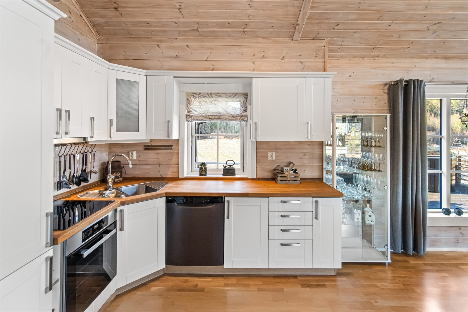 Flott kjøkken med heltre benkeplate og integrerte hvitevarer. (nye fra 2022, med unntak av stekeovn) Galleribilde