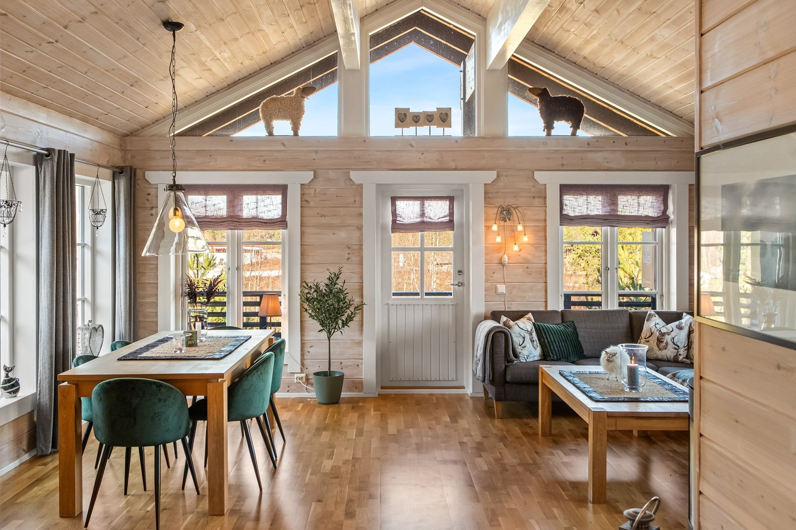 Utgang til terrasse fra stuen Galleribilde