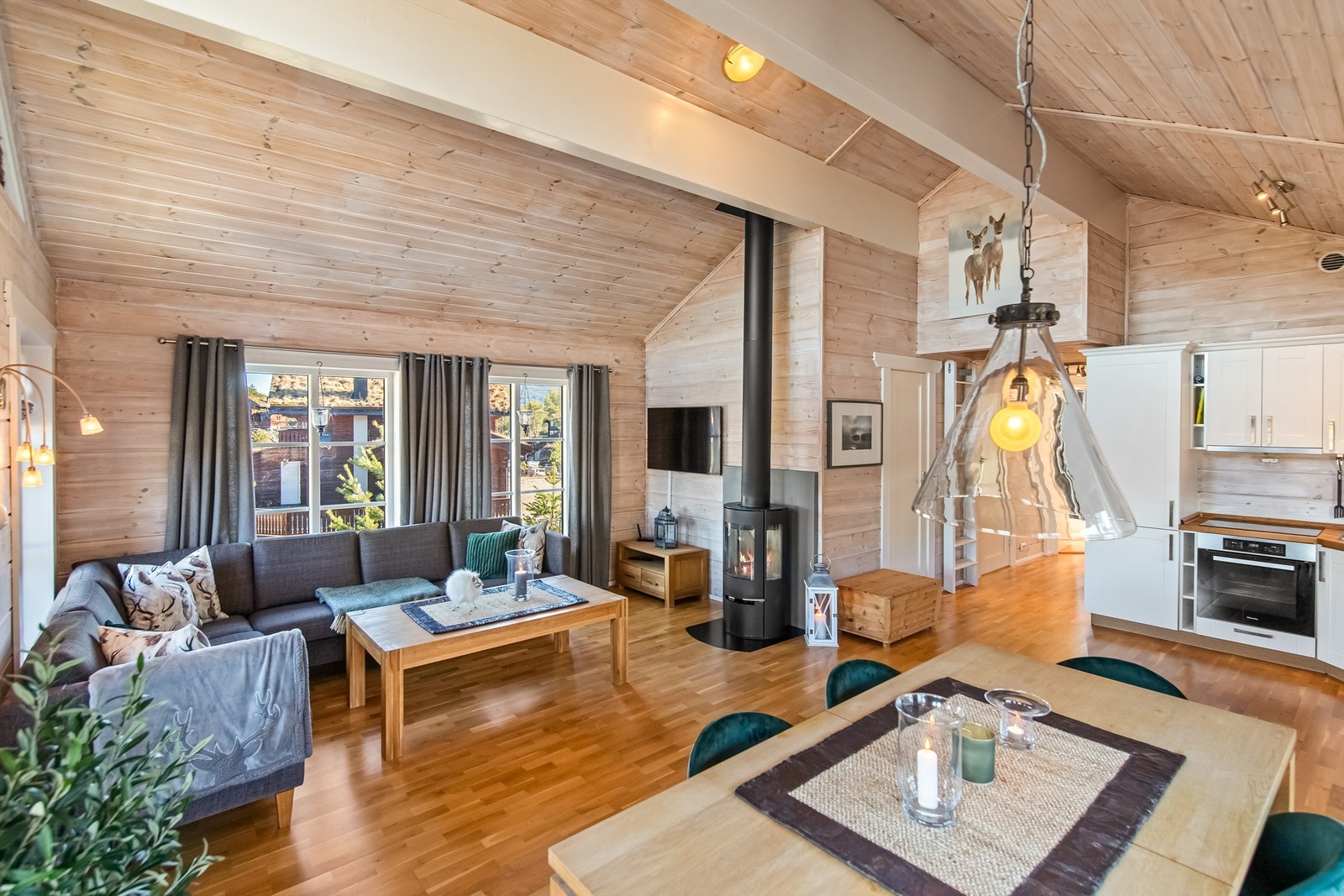 Peisen skaper en varm og innbydende atmosfære Galleribilde