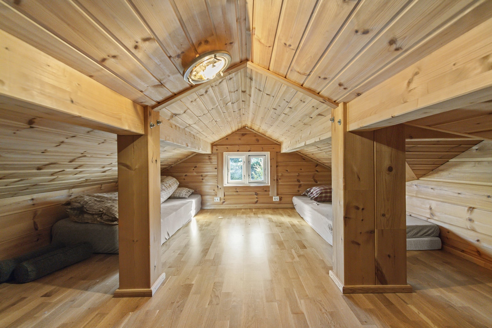 Hemsen er innredet med to soveplasser (ikke godkjent til varig opphold) Galleribilde