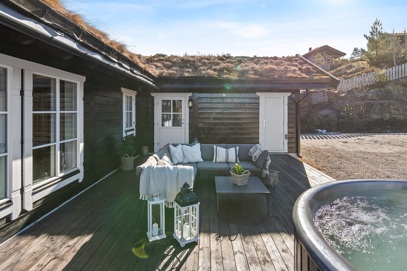 Nydelige utearealer i usjenerte og solrike omgivelser Galleribilde