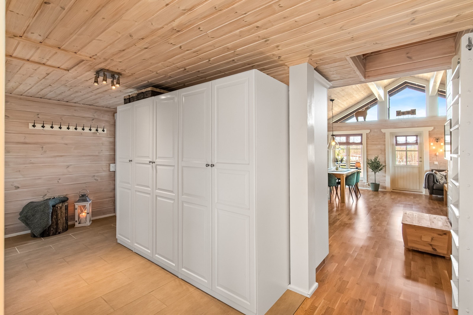 Godt med garderobeplass i entreen. Flislagt gulv. Galleribilde