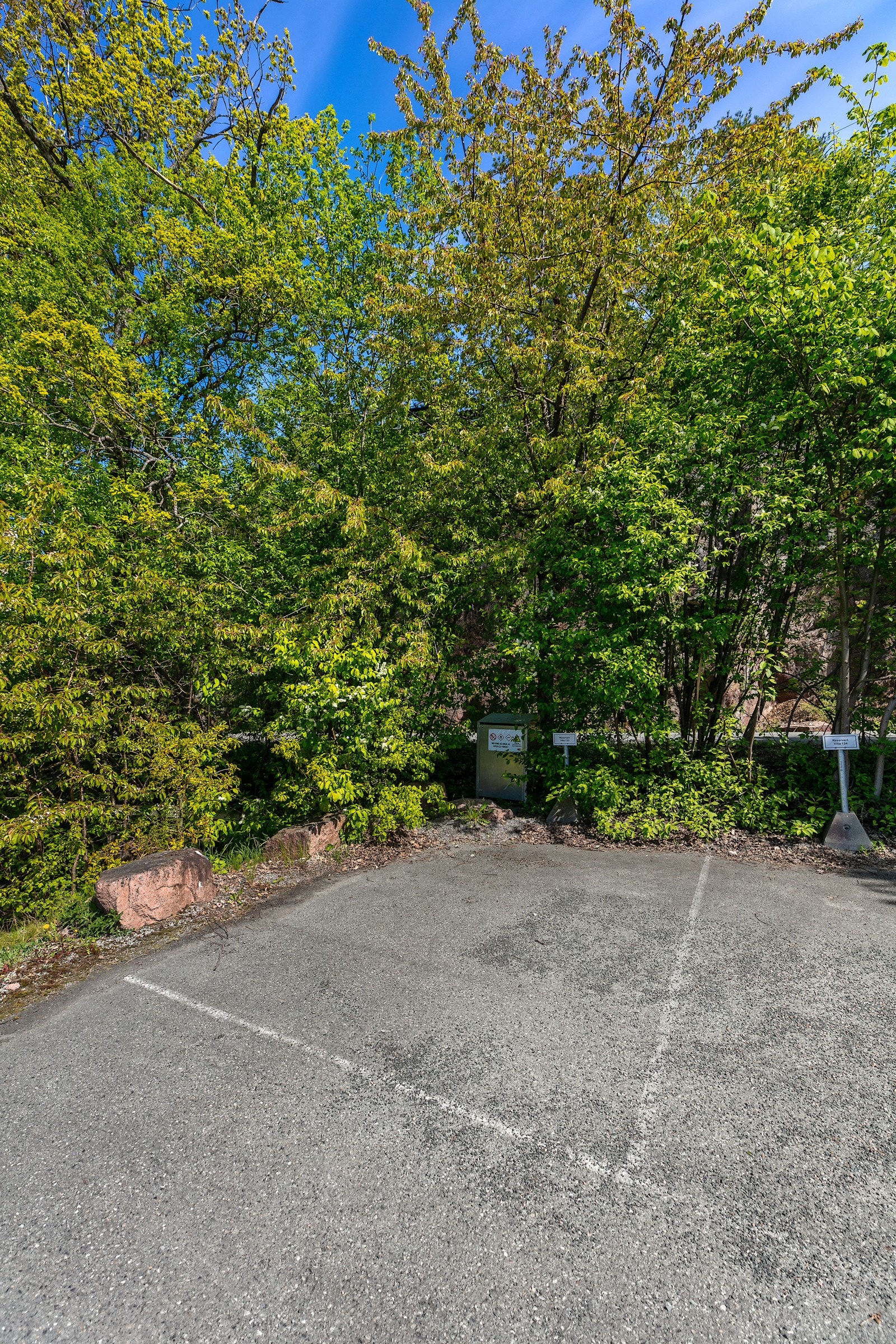 Parkeringsplass i kort gangavstand fra eiendommen. Galleribilde