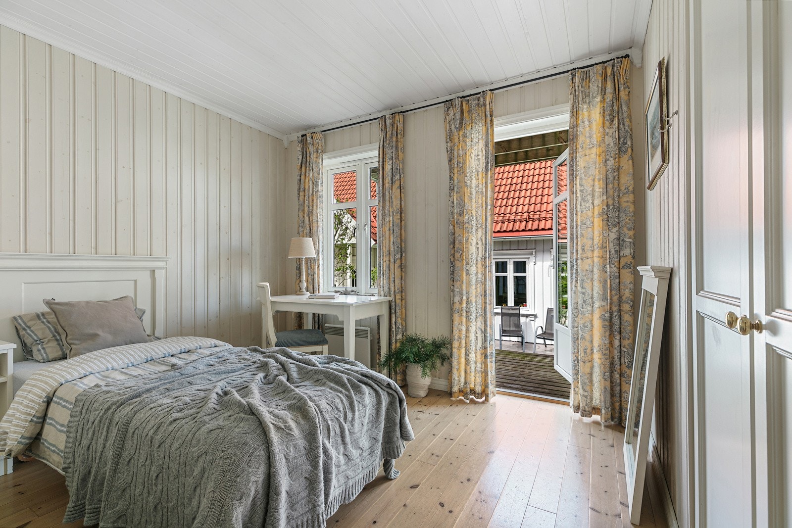 Soverom 2 med utgang til terrasse på 8 kvm. Galleribilde