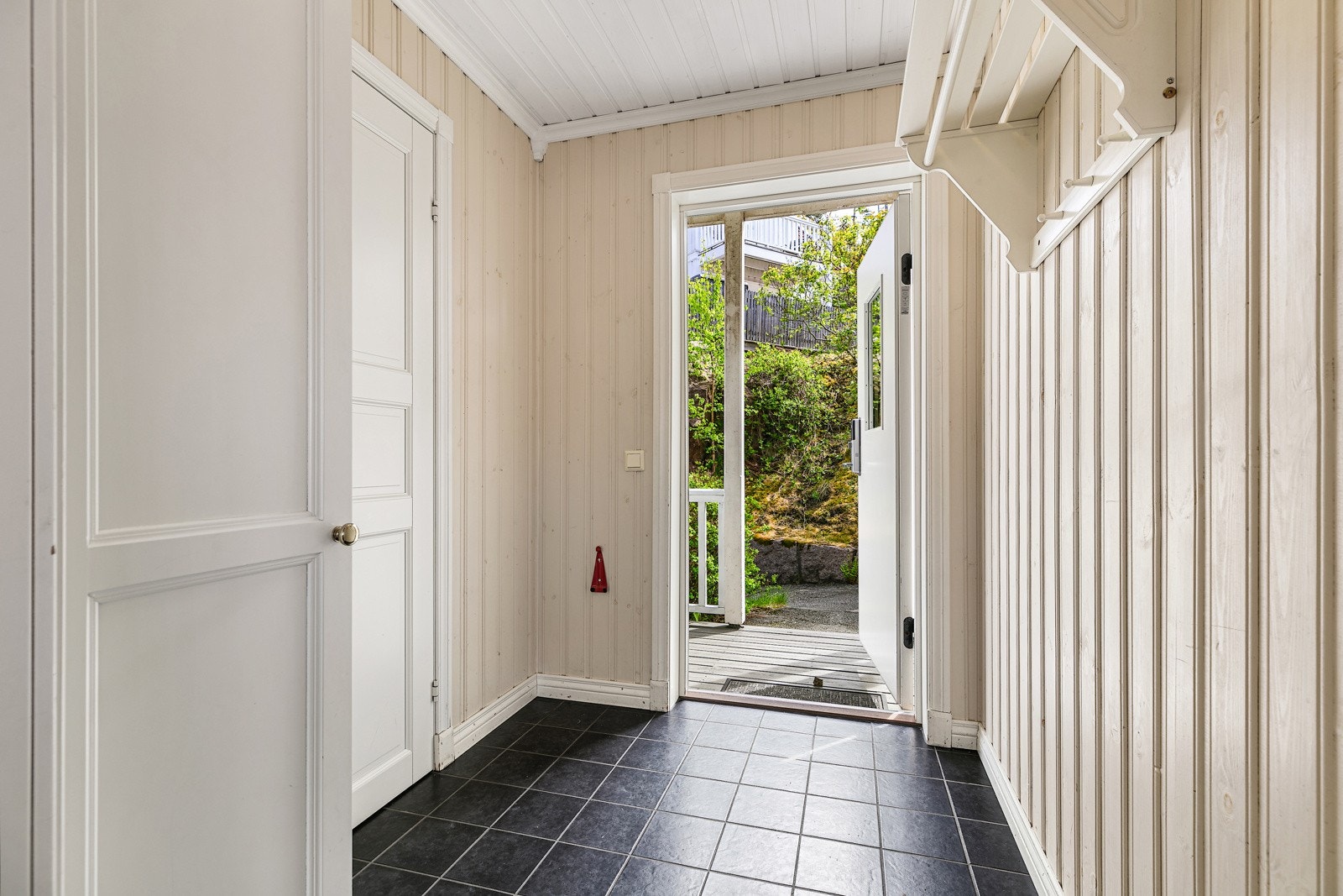 Entré med plass til oppbevaring av sko og yttertøy. Galleribilde