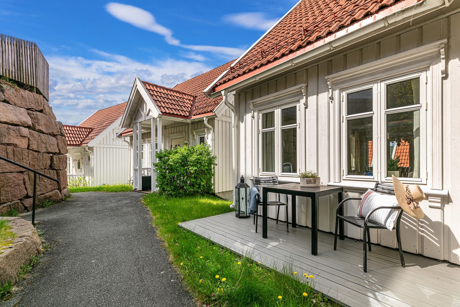 Adkomst med en liten platting i forbindelse med inngangsparti. Galleribilde