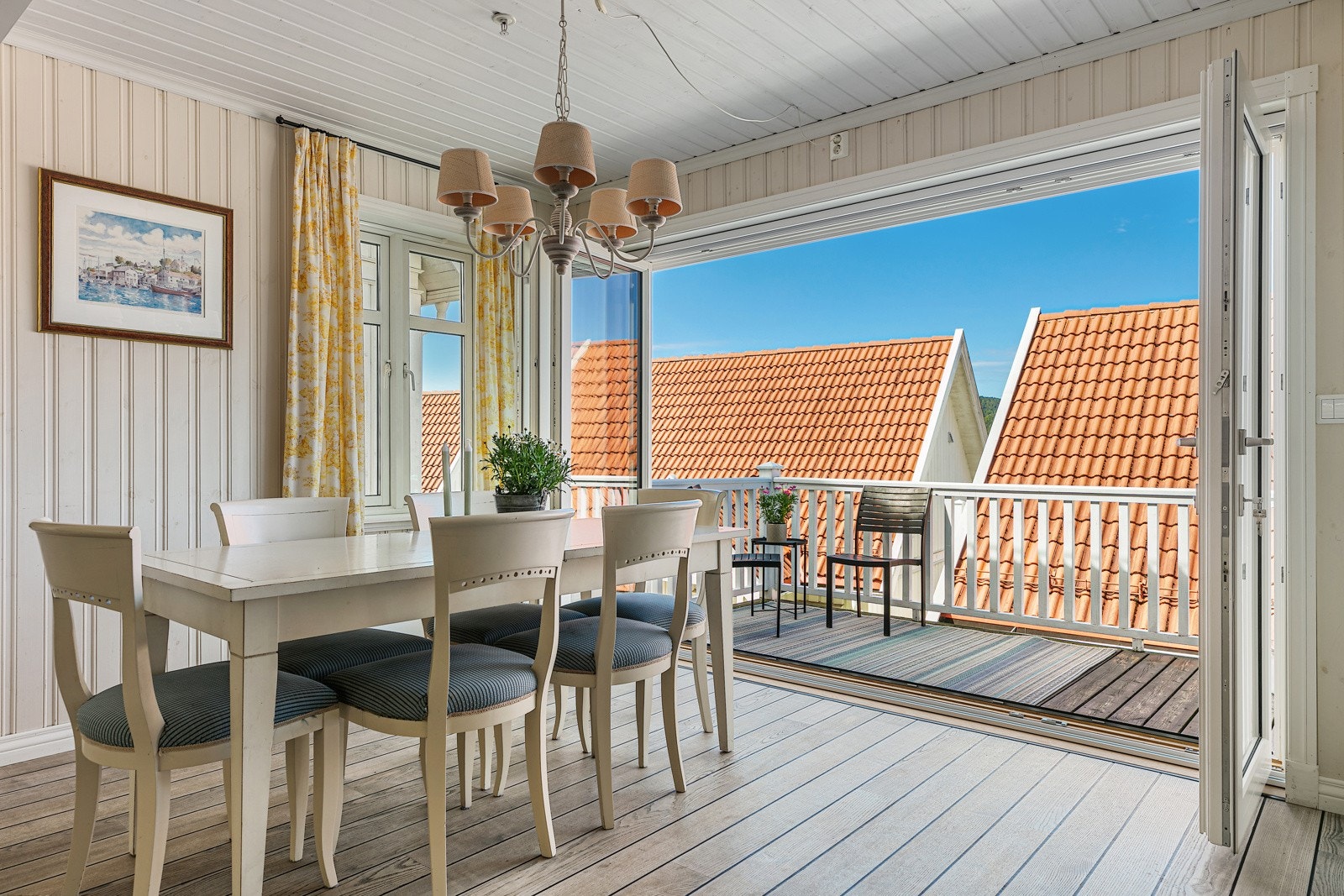 Fra spisestuen er det adkomst til verandaen gjennom en nyere foldedør. Galleribilde