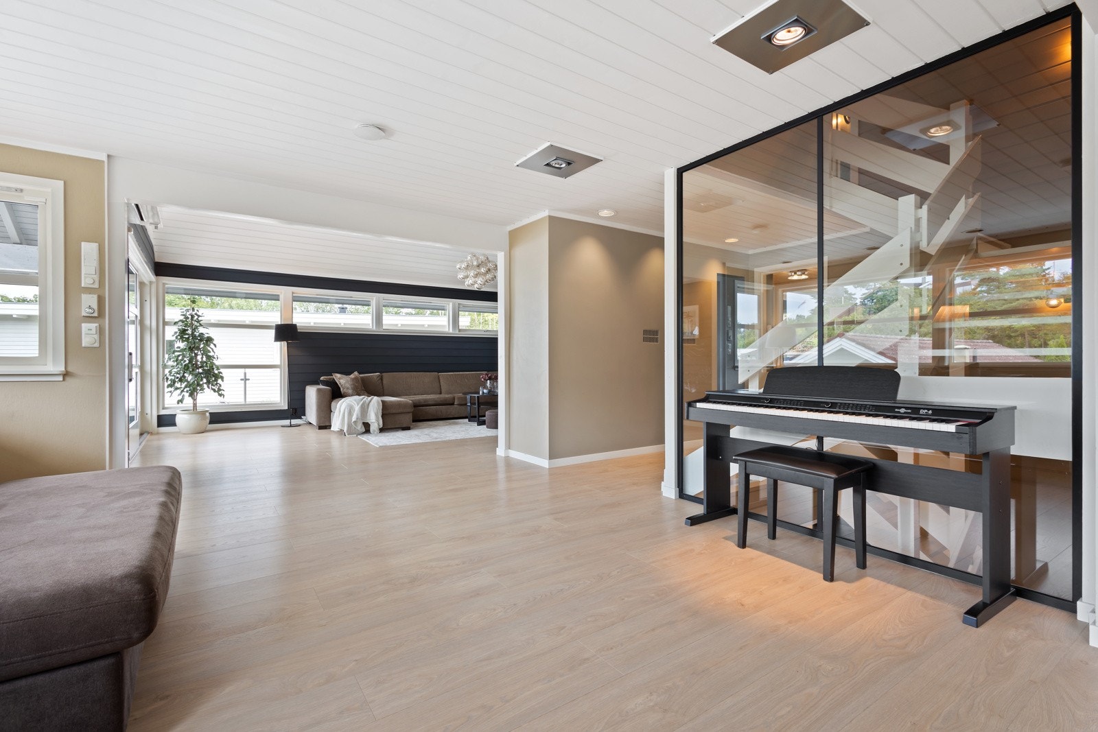 Det er nylig montert glassvegg mot trapperommet Galleribilde