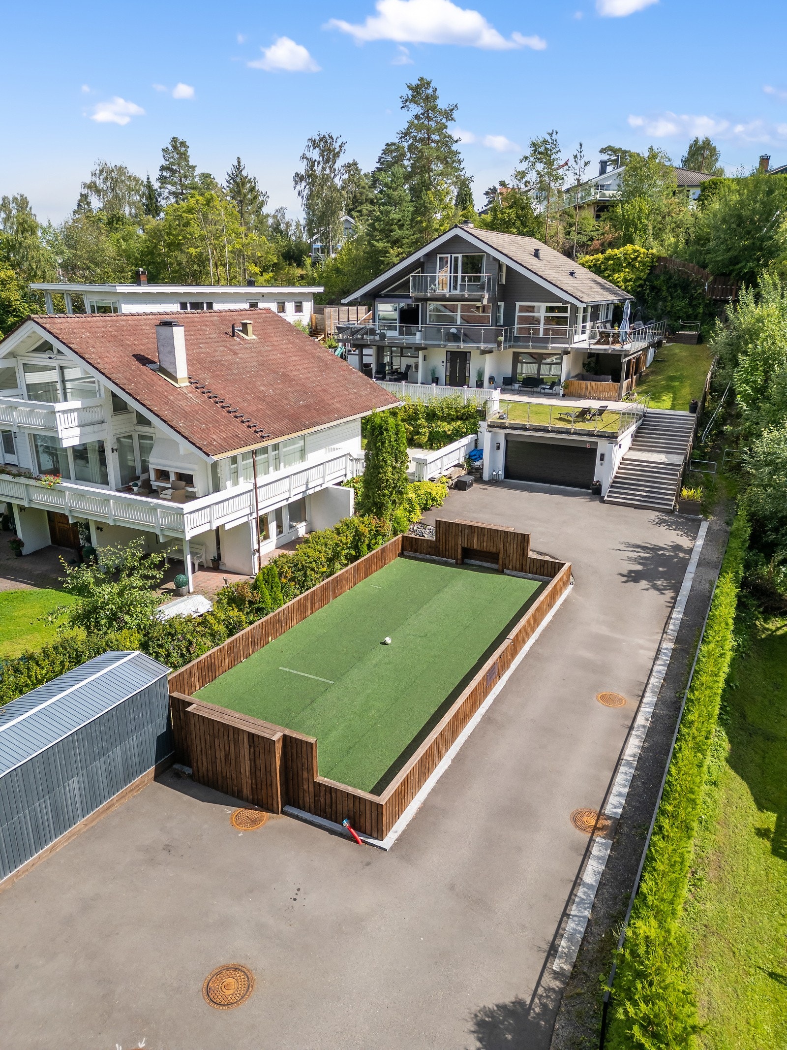 Nåværende eier har laget en privat ballbinge i forkant av huset. Denne kan enkelt fjernes dersom man ønsker å benytte aealet til annet formål. Galleribilde