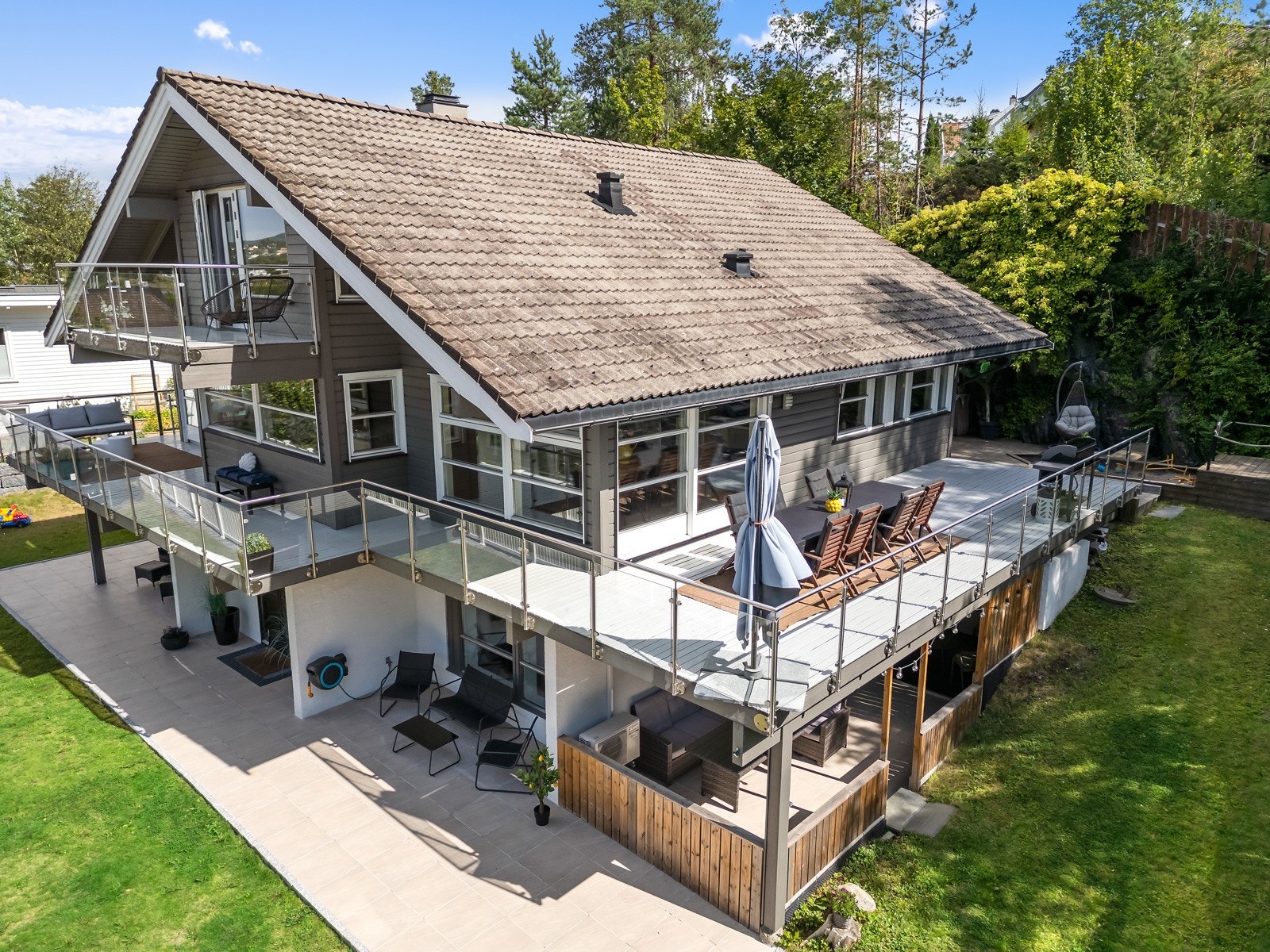 Stor terrasse med plass til flere ulike soner Galleribilde