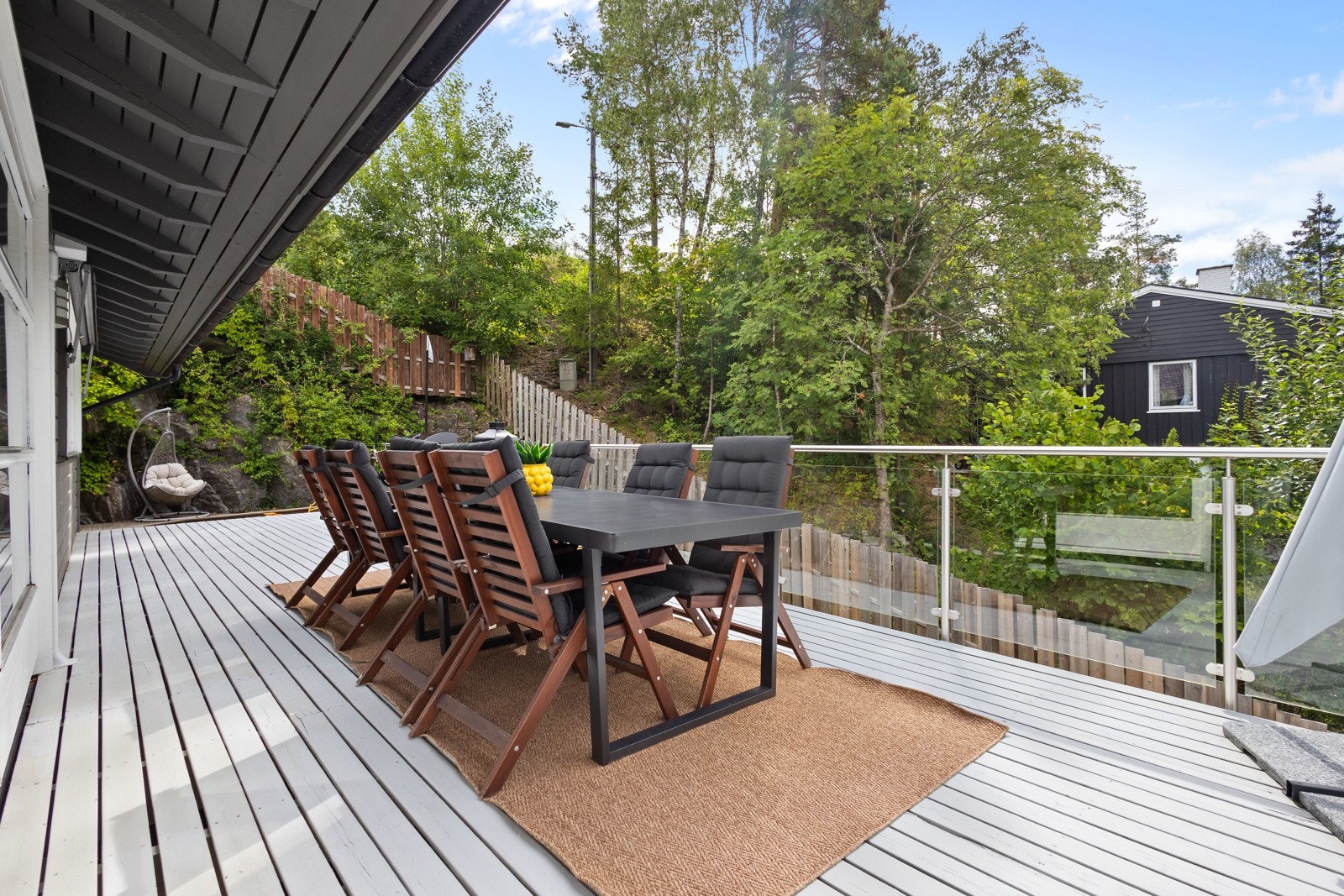 Store terrasser rundt hele huset hvor solen kan nytes gjennom hele dagen og kvelden Galleribilde