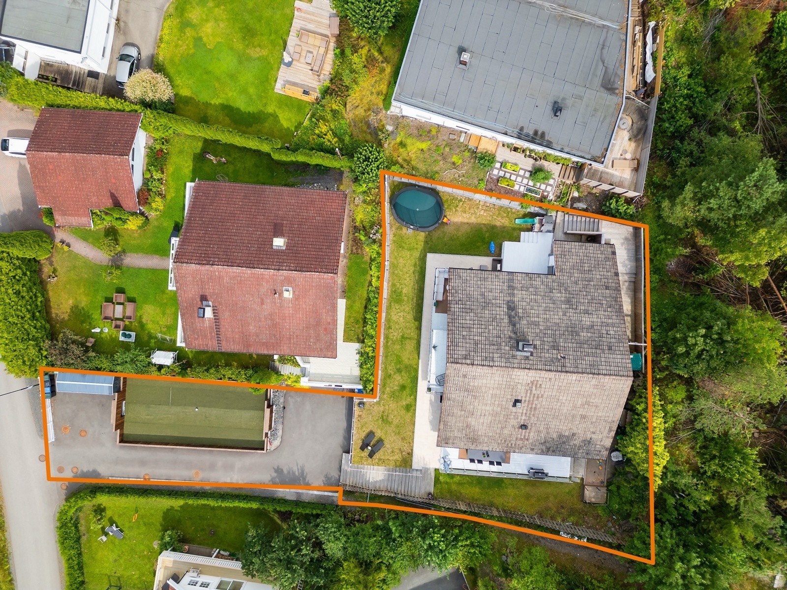 Omtrentlig markering av eiendommen (se beskrivelse og kart vedlagt i salgsoppgaven). Eiendommen er over flere nivåer, med biloppstillingsplasser, utvendig bod og privat ballbinge på nedre nivå, gårdsplass og garasje på neste nivå, deretter boligen øverst. Galleribilde