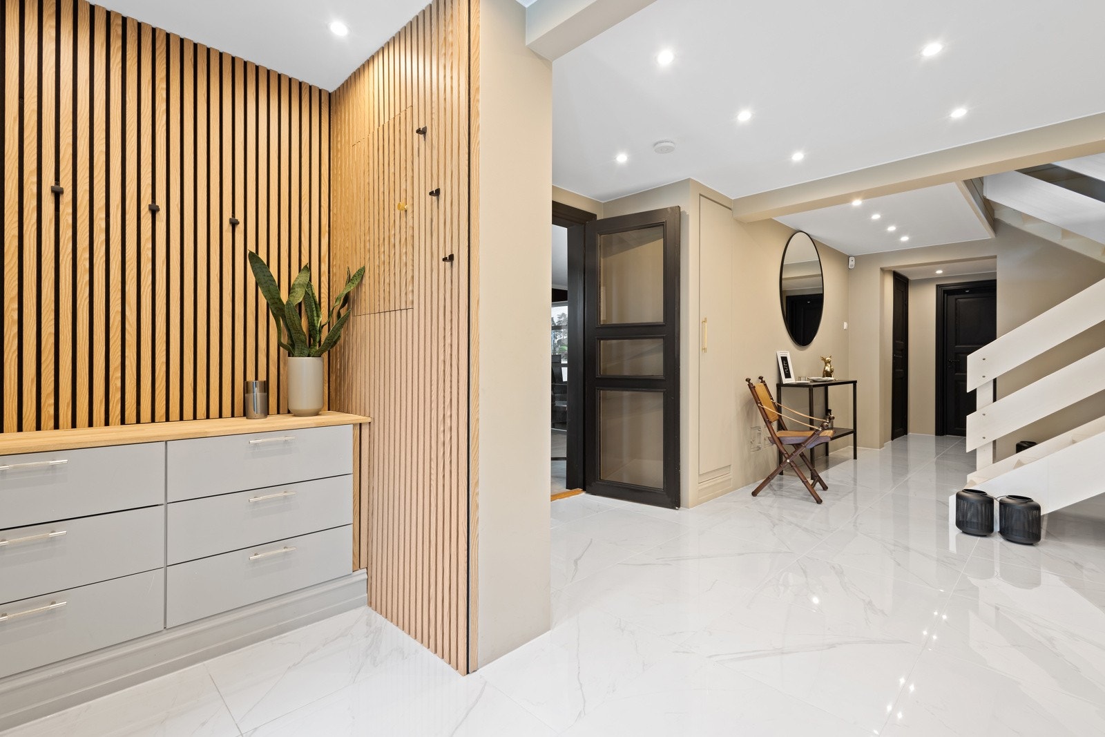 Nyoppusset entré / hall i u. etasje med god garderobeplass Galleribilde