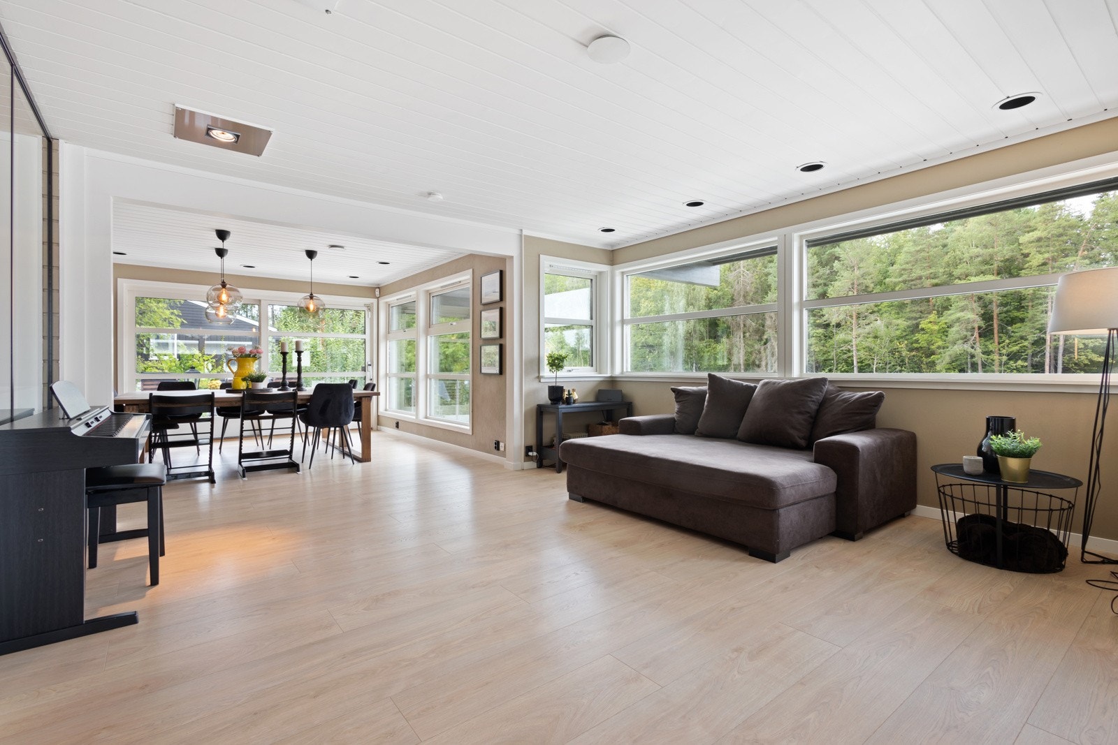 Stuen er i vinkel med god plass til flere sittegrupper i ulike soner Galleribilde