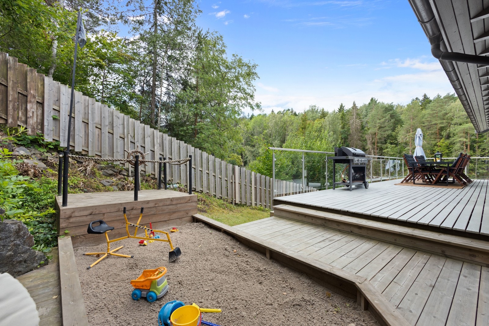 Plassbygget sandkasse utført som et sjørøverskip. Galleribilde