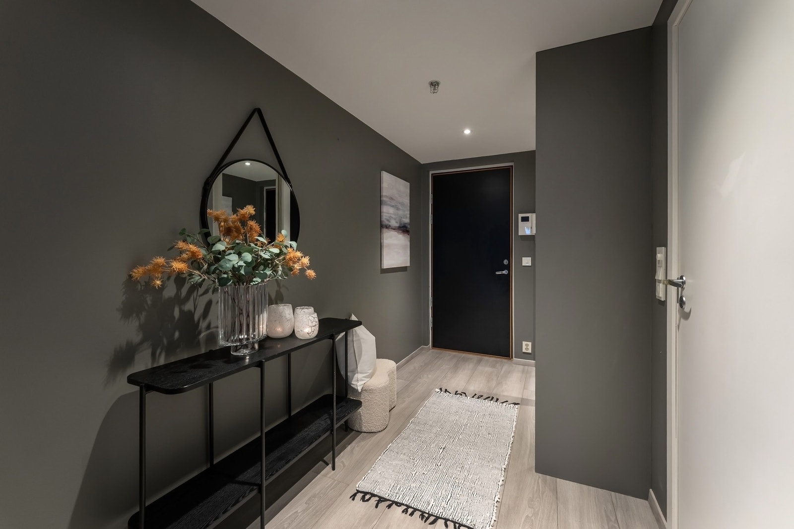 Leiligheten har også skyvedørsgarderobe i entreen og lagringsplass i en bod i korridoren. Galleribilde