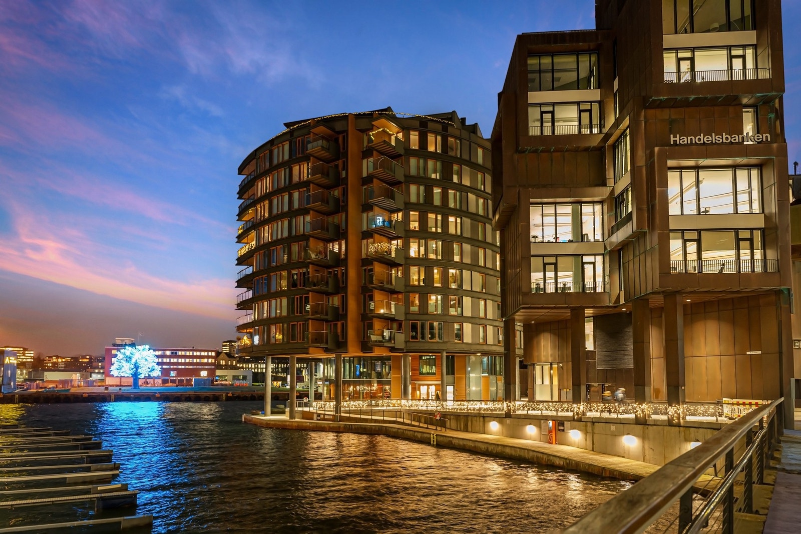 Bygget har en stor, felles takterrassen i 12. etasje som byr på spektakulær utsikt - og på sommerstid nydelige solforhold! Galleribilde