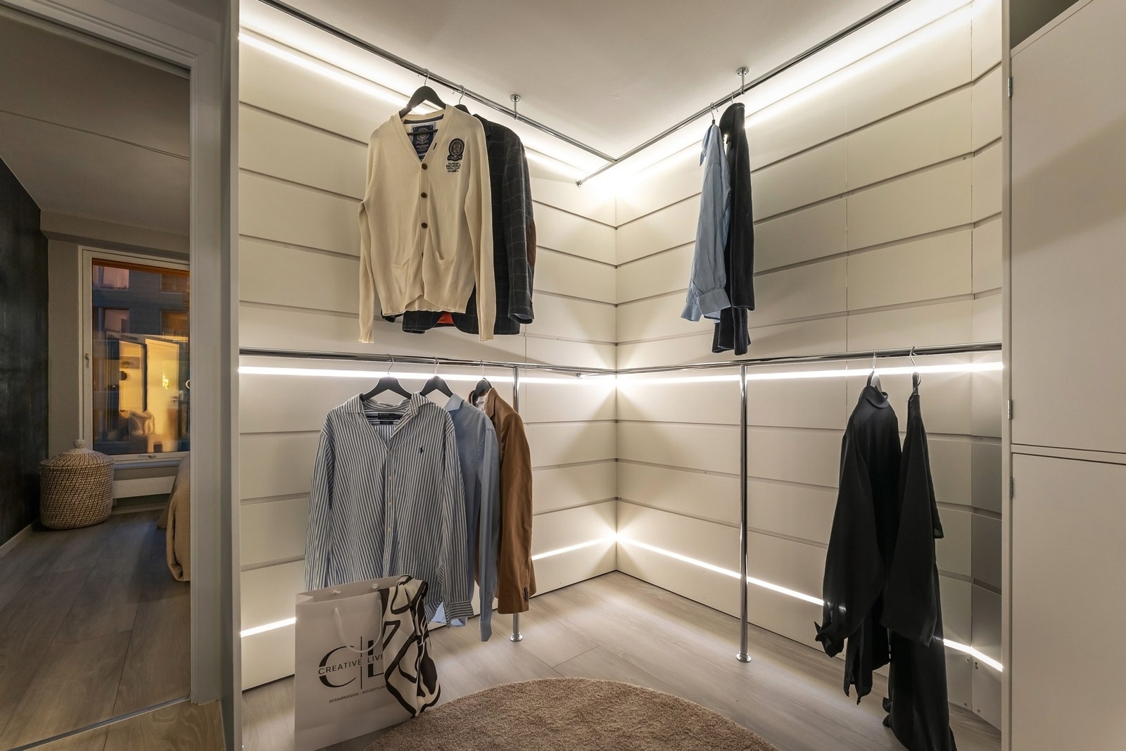 Garderoberommet i tilknytning er utstyrt med garderobestenger, skap, ledstriper og downlights. Galleribilde