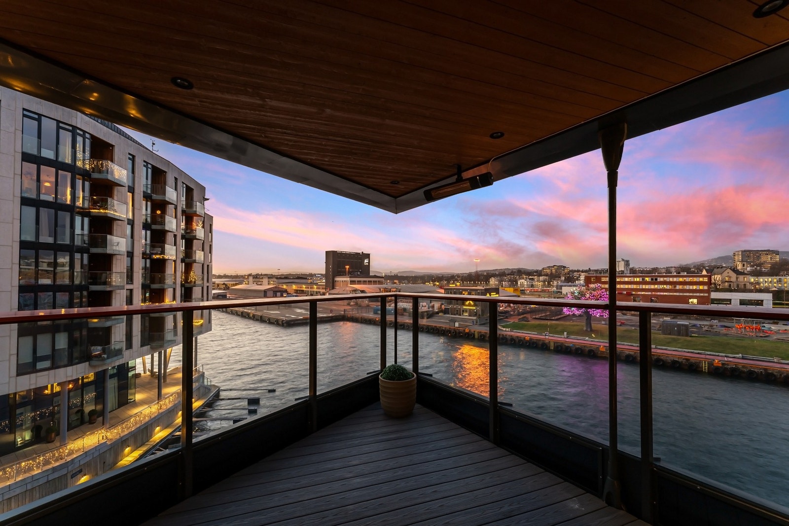 Balkongens spisse utforming understreker den maritime stemningen og minner litt om baugen på en båt. Galleribilde