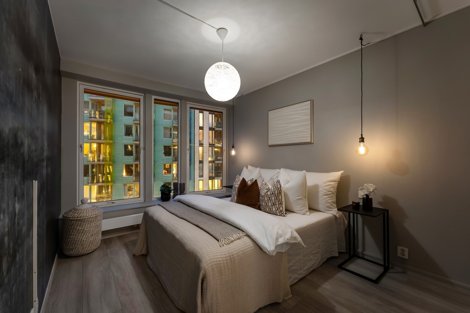 Leiligheten har to gode soverom med høye, sjøvendte vinduer, nydelig utsikt over kanalen og adkomst via skyvedører. Galleribilde