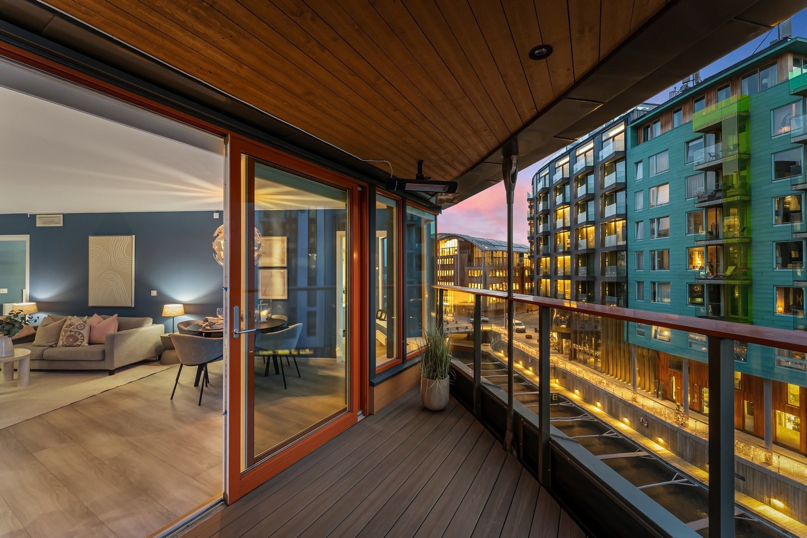 Uteplassen er helt overbygd med panelkledd tak, downlights og dekke av nyere terrassebord i kompositt fra 2019. Galleribilde