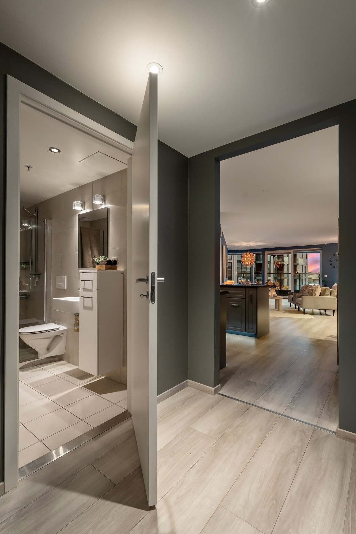 Varmtvann kommer fra fjernvarmeanlegget og er sammen med radiatorfyring inkludert i felleskostnadene. Galleribilde