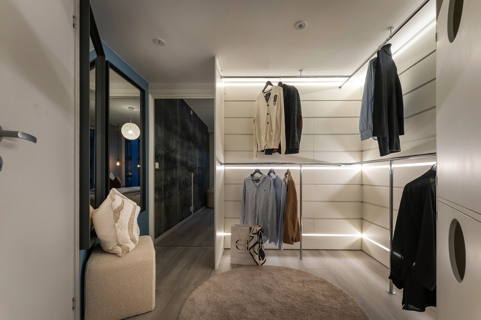 Hovedsoverommet ligger i suiteløsning med et romslig garderoberom og et nyoppusset velværebad. Galleribilde