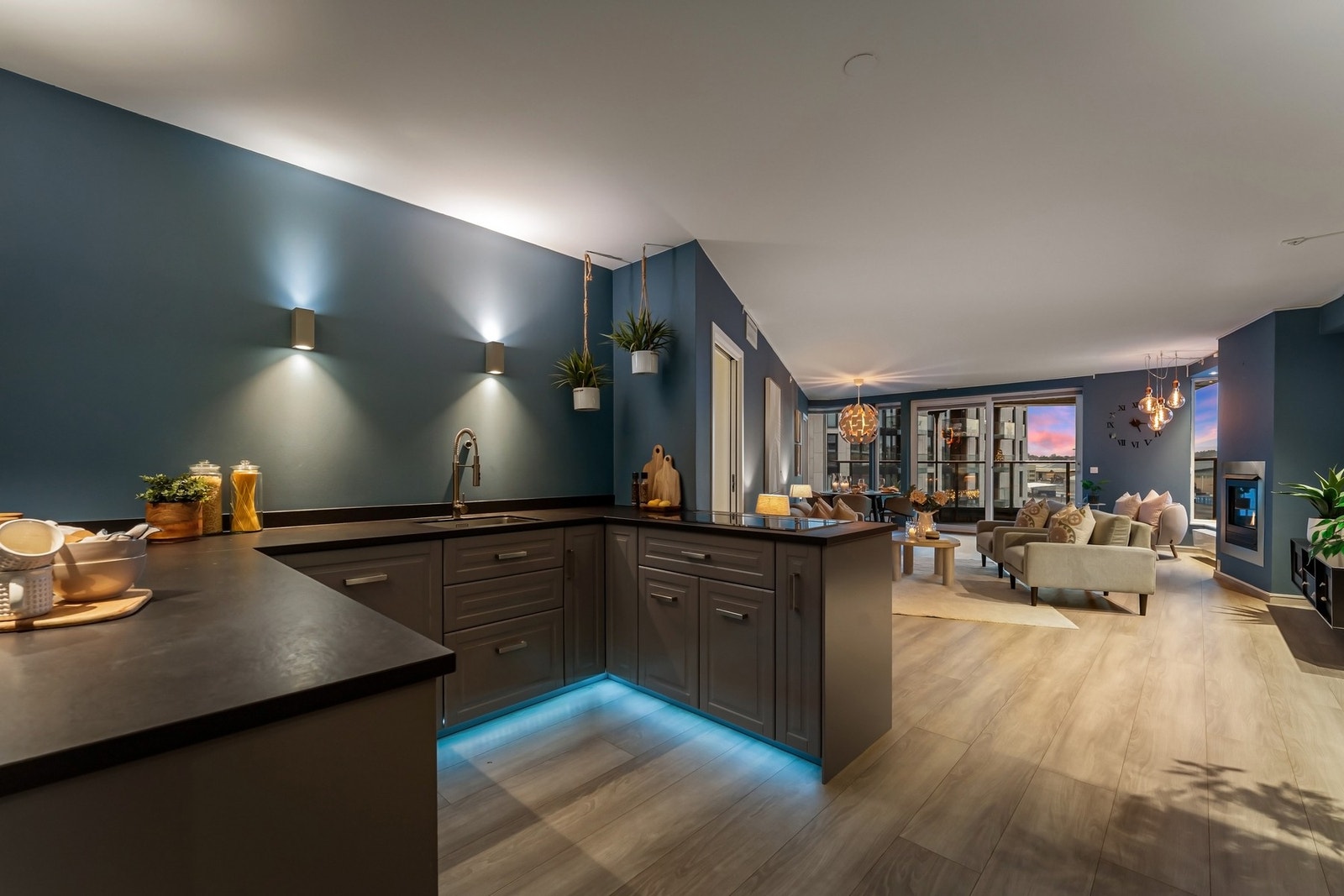 I 2019 ble det montert en ny og lekker innredning i klassisk stil, plassert i en hendig U-form, pluss lave høyskap langs motsatt vegg. Galleribilde