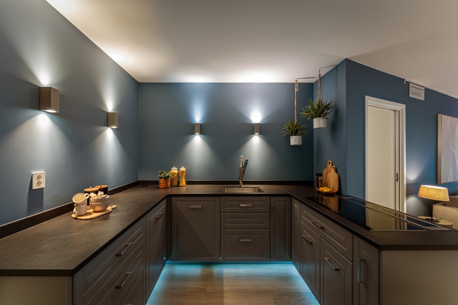 Et bevisst valg om å ikke montere overskap gjør sonen ekstra luftig med up-and-downlights over benken for behagelig arbeidslys. Galleribilde