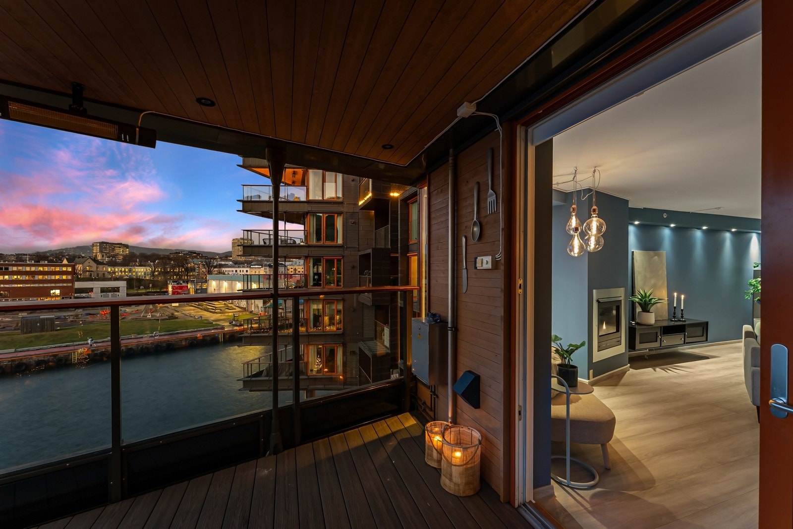 Rekkverk i glass gir fri sikt og terrassevarmere i taket gjør det ekstra lunt. Galleribilde