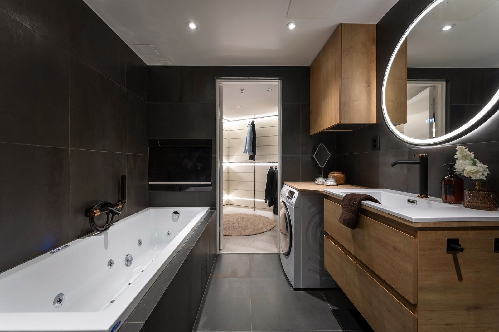 Leiligheten har to pene bad, det største betydelig oppgradert med nye fliser og innredninger i 2025. Galleribilde