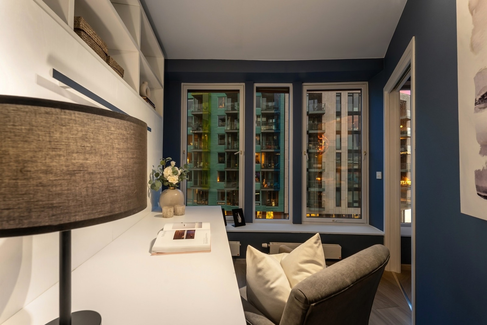 Begge soverommene er utført med nyere enstavs eikeparkett fra 2020, glatte, malte veggflater og listefrie himlinger. Galleribilde