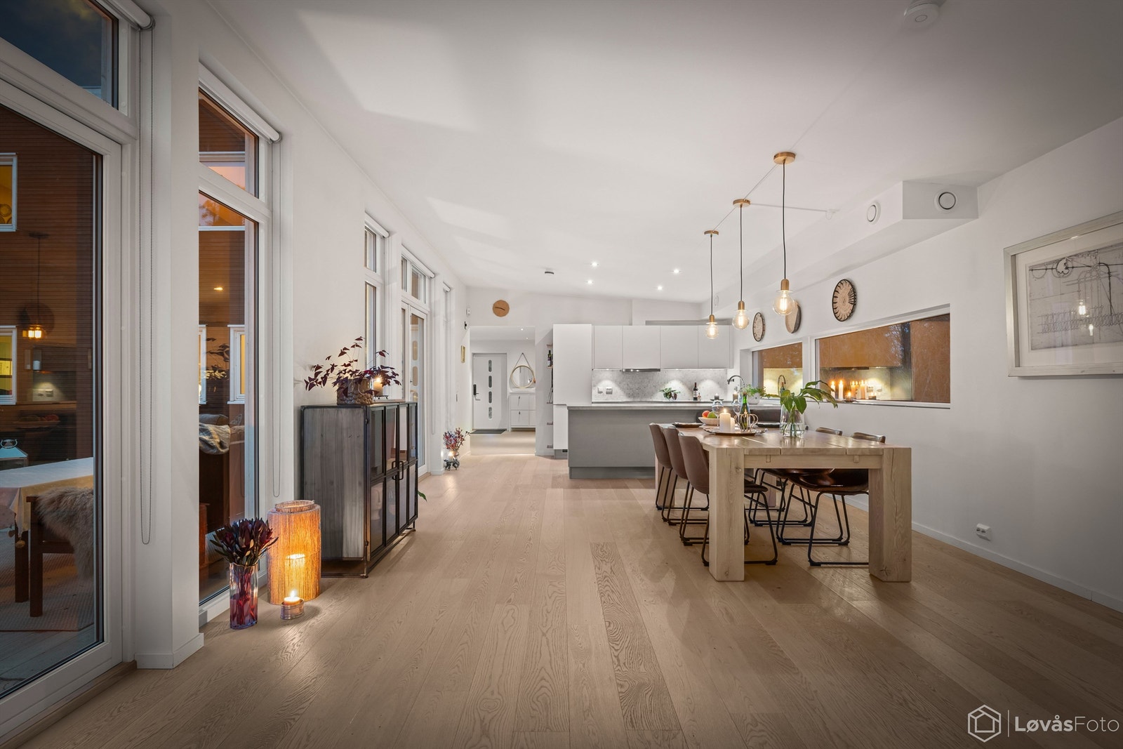 Rommet har en god atmosfære og er et naturlig samlingspunkt i boligen. Galleribilde