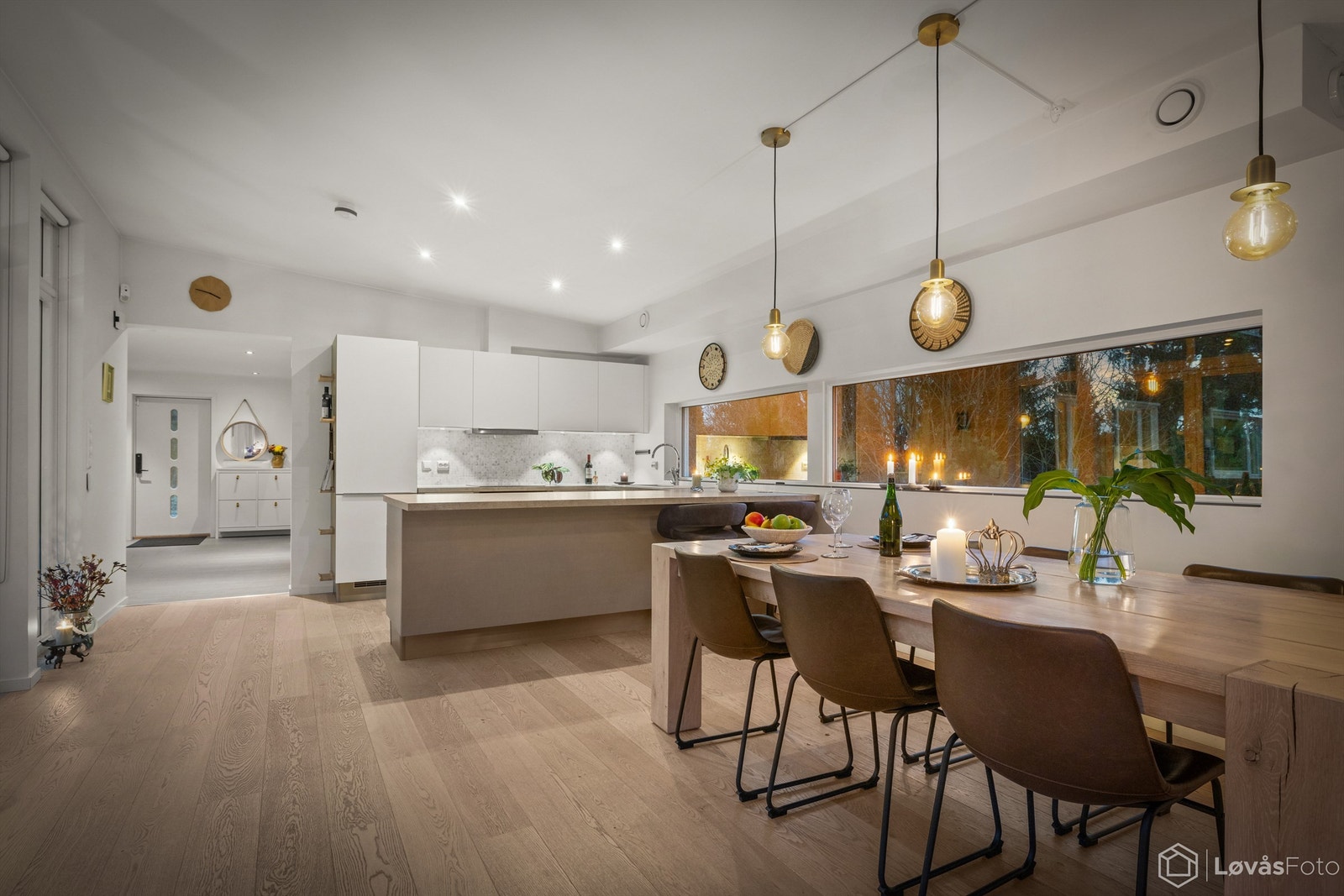 Gjennomtenkt åpen løsning som binder kjøkken og stue sømløst sammen - ideelt for alt fra middager med venner til rolige kvelder hjemme. Galleribilde