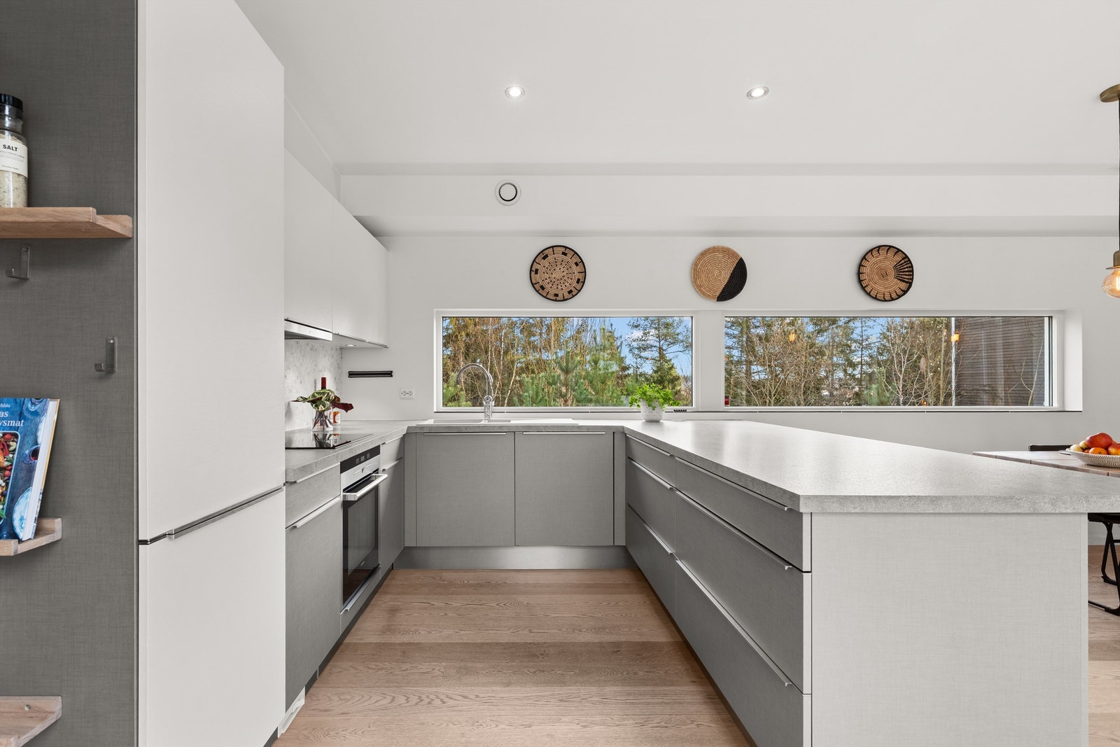 Innredningen har slette fronter, laminatbenkeplate og integrerte hvitevarer. Galleribilde