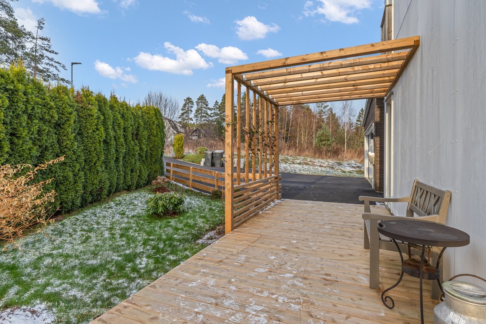 En pergola skaper en lun og definert sone på uteplassen. Galleribilde