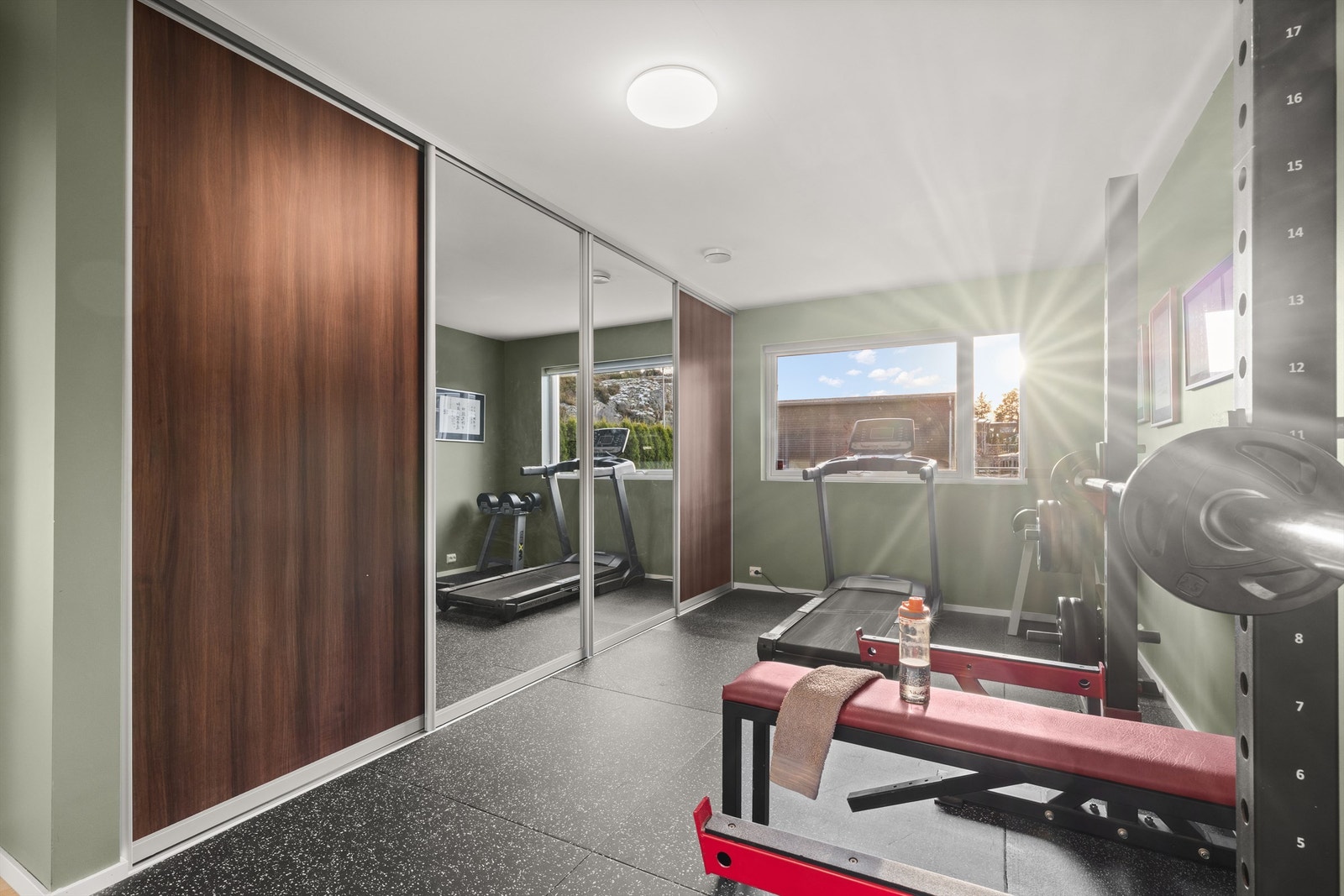 Rommet er utstyrt med en stor skyvedørsgarderobe som gir rikelig med lagringsplass. Galleribilde