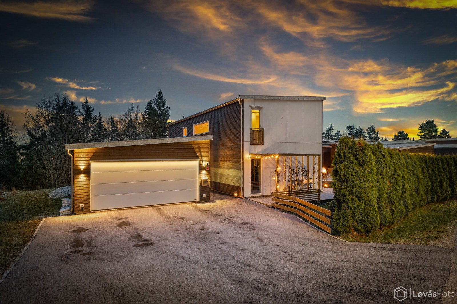 Tilhørende boligen er en generøs dobbelgarasje på ca. 38 kvm, med plass til både kjøretøy og ekstra oppbevaring. Galleribilde