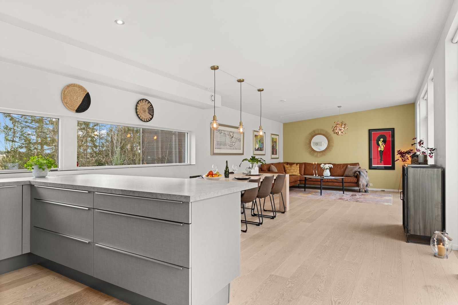 Den åpne løsningen mellom stue og kjøkken skaper en lys og sosial sone. Galleribilde