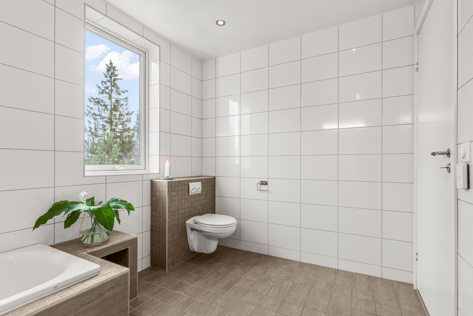 Her er det vegghengt toalett, gulvvarme og en heldekkende servant med skap. Galleribilde