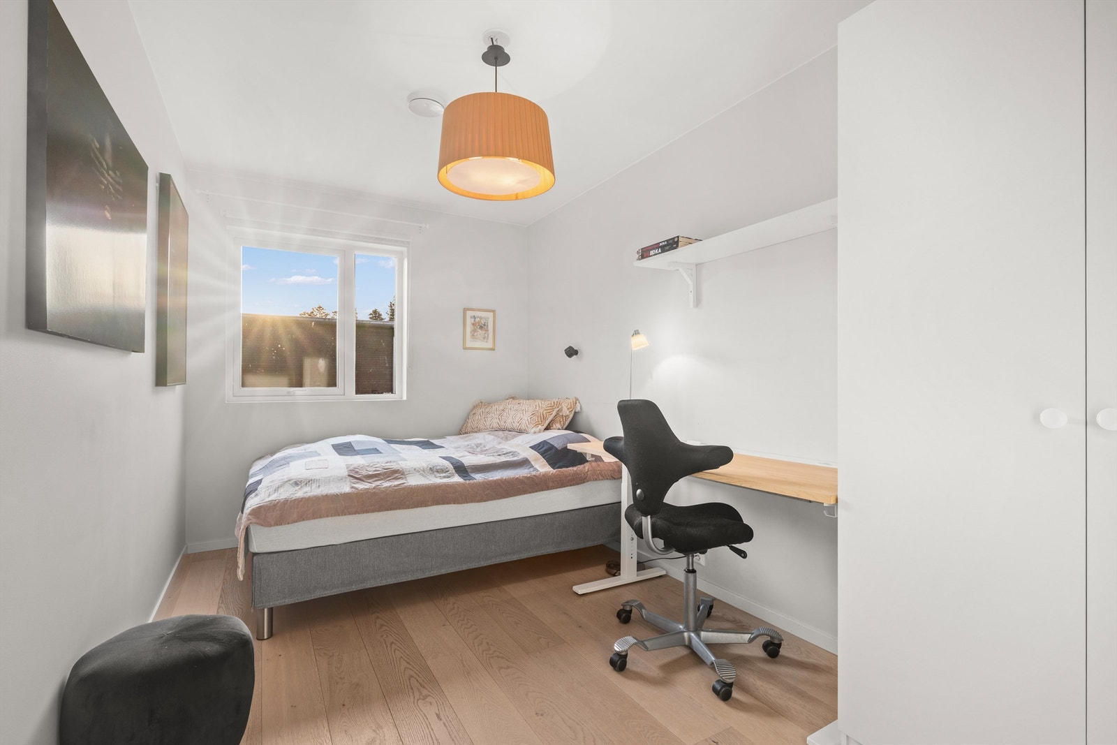 Boligen har totalt fire soverom - tre samlet i 1. etasje og ett praktisk plassert i 2. etasje. Galleribilde