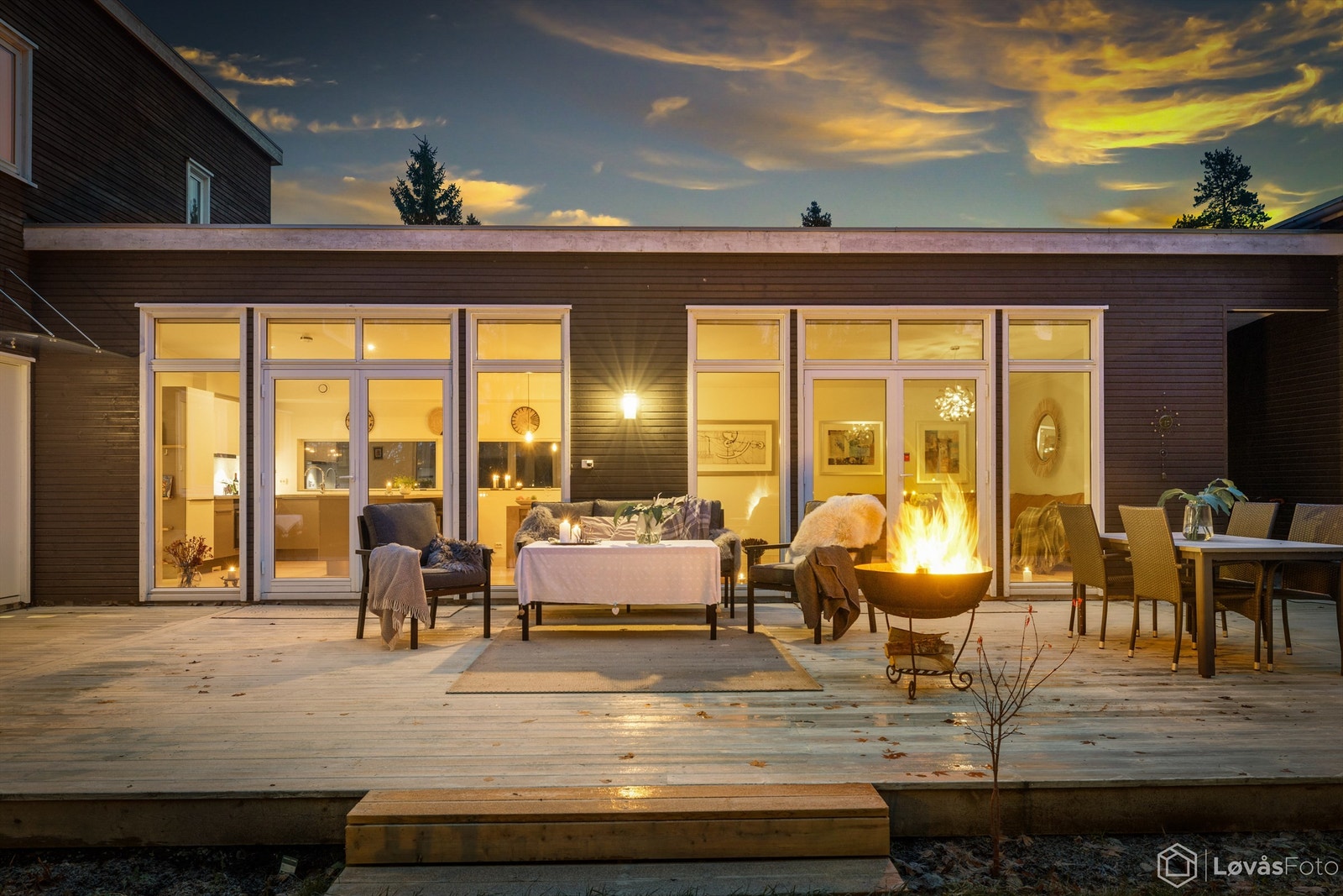 En romslig terrasse som gir deg rikelig med plass til utemøbler, grill og hyggelige samlingsstunder. Galleribilde