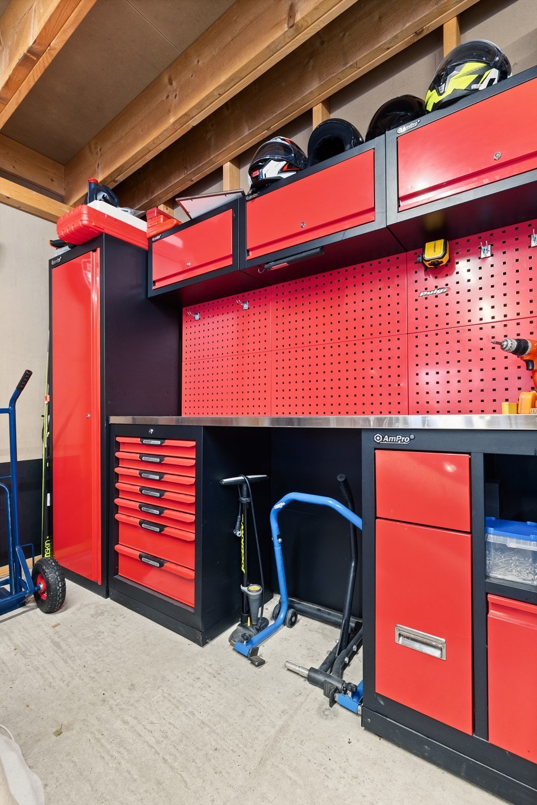 Garasjen gir gode muligheter for lagring og hobbyaktiviteter. Galleribilde