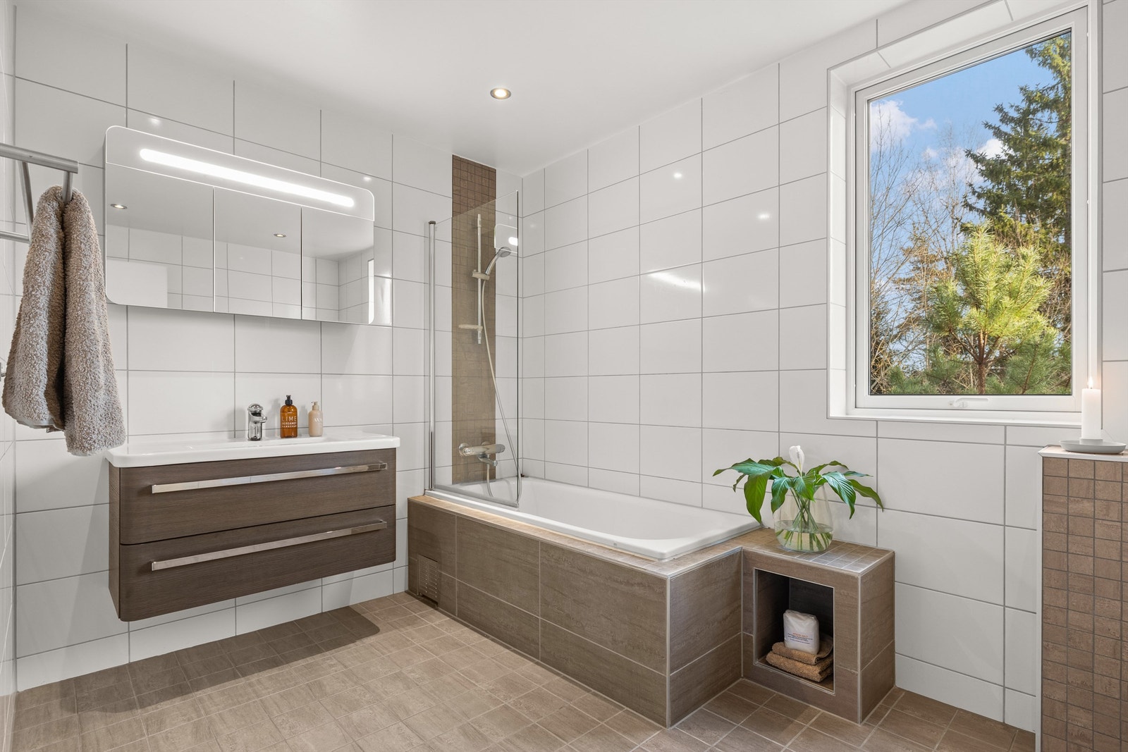 Badet i første etasje er helfliset og utstyrt med badekar for ekstra komfort. Galleribilde