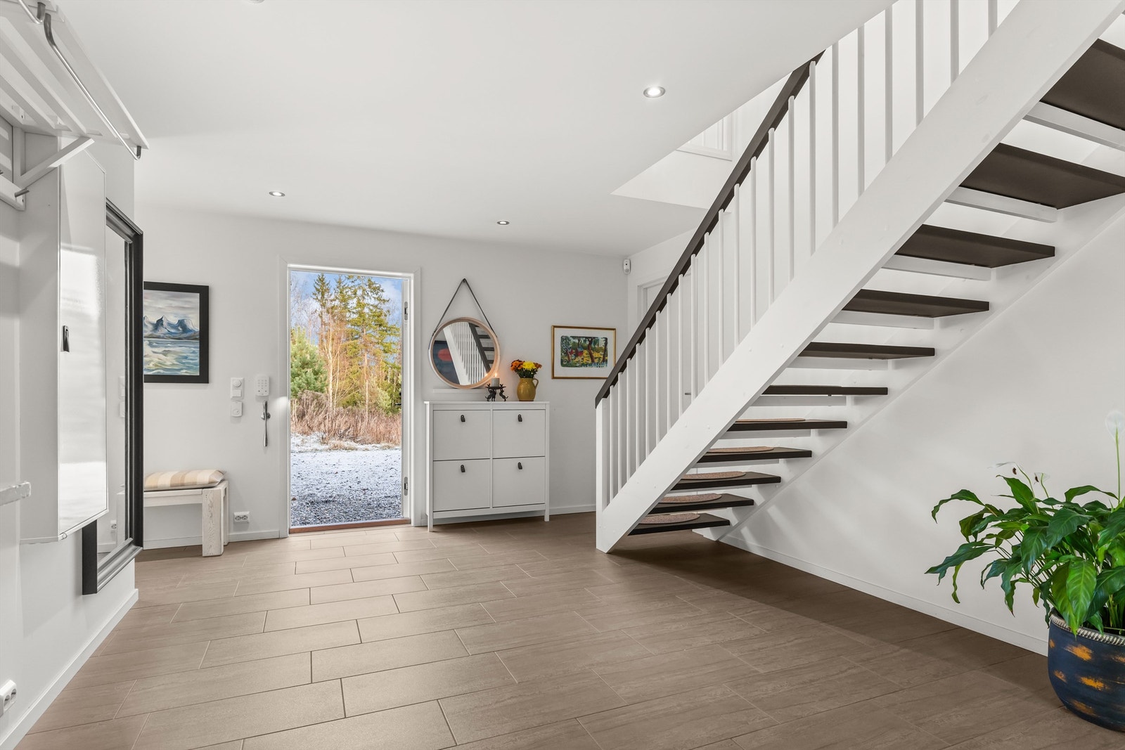 Romslig entré med flislagt gulv og vannbåren varme. Galleribilde