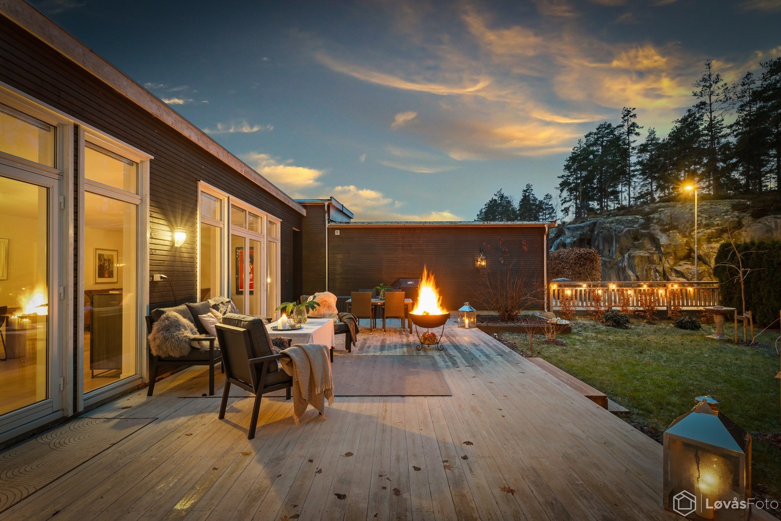 Terrassen er vestvendt, noe som gir gode solforhold på ettermiddag og kveld. Galleribilde