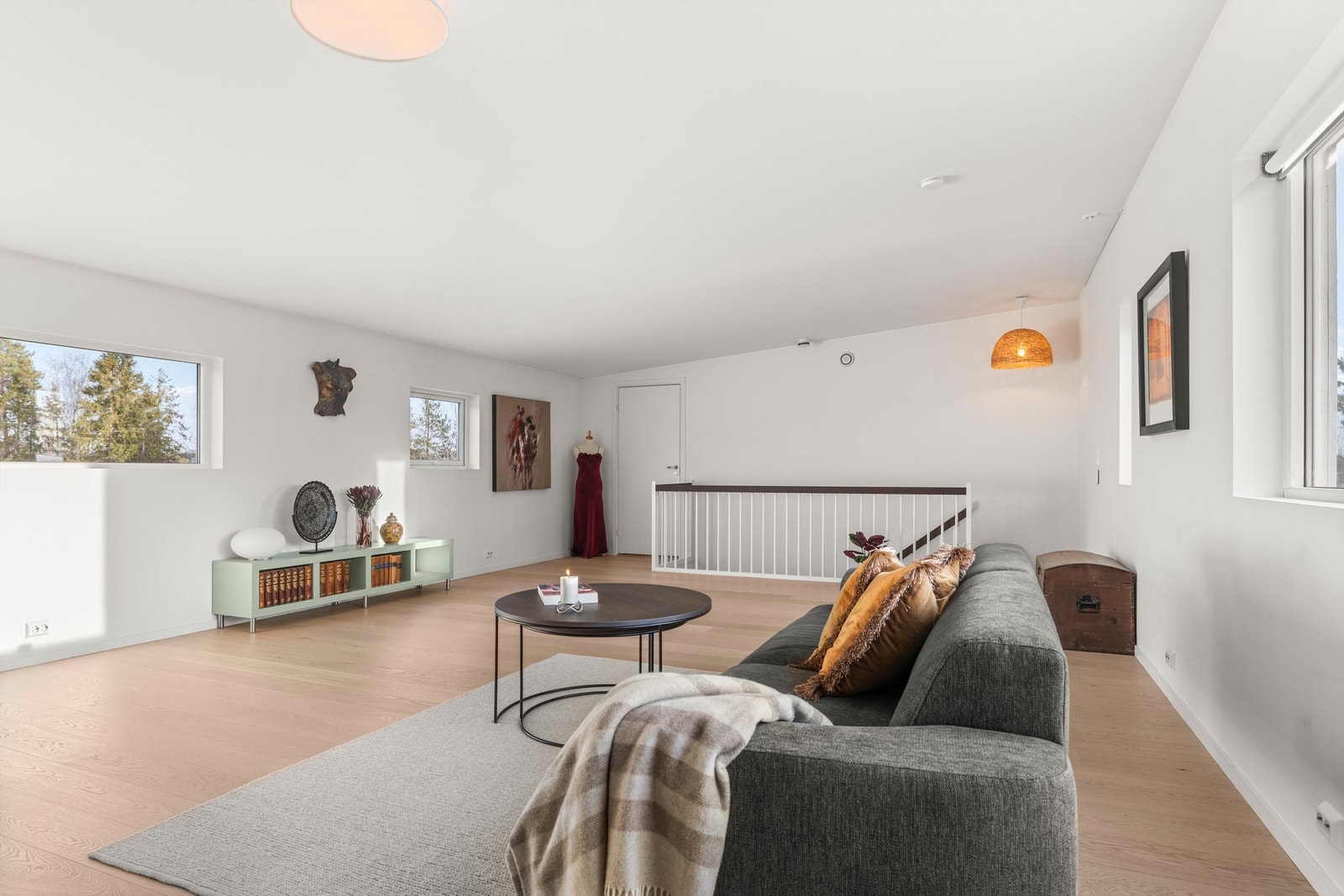 Store vinduer på flere sider av rommet gir gode lysforhold. Galleribilde