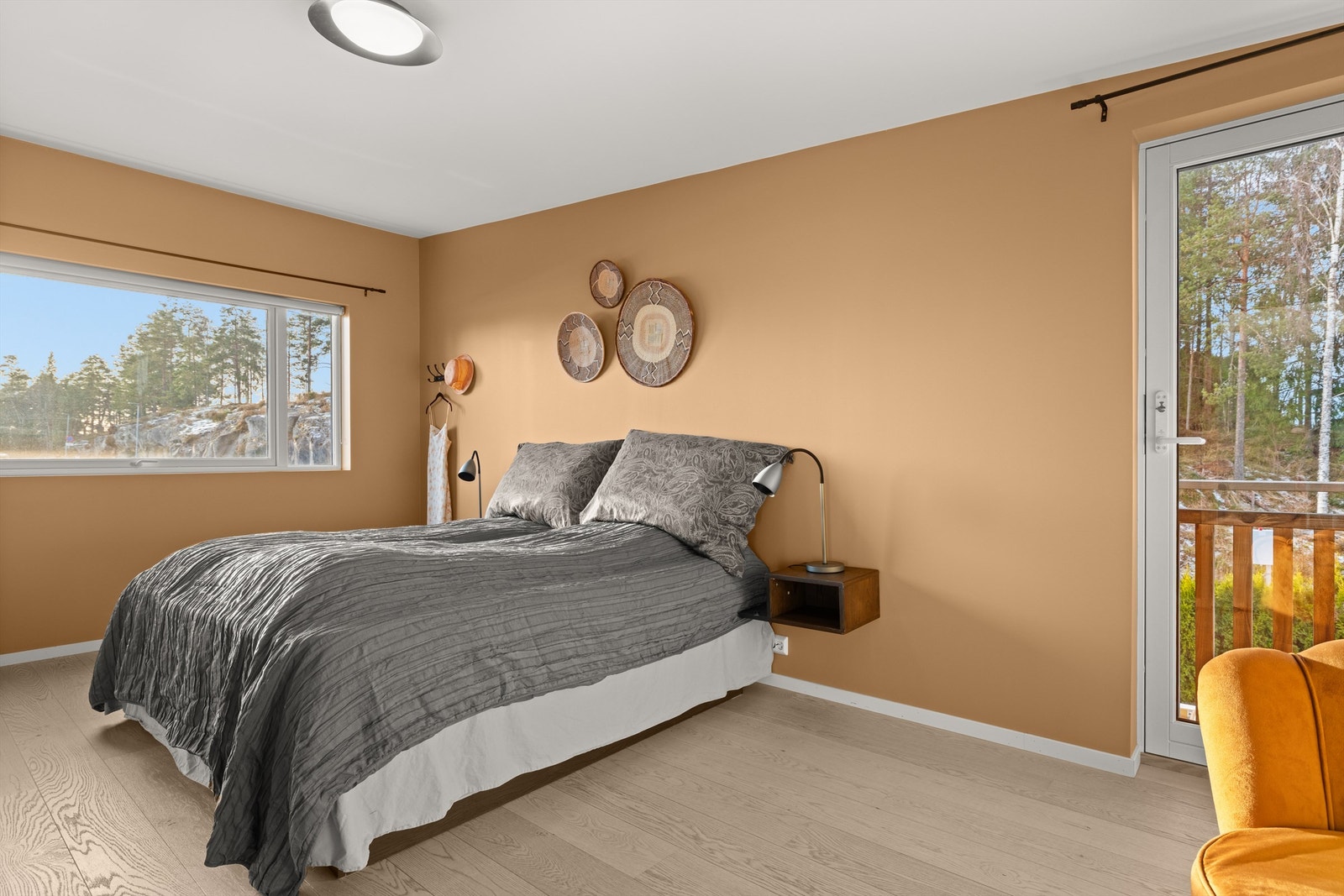 Hovedsoverommet i andre etasje har god plass til dobbeltseng og tilhørende møblement. Galleribilde