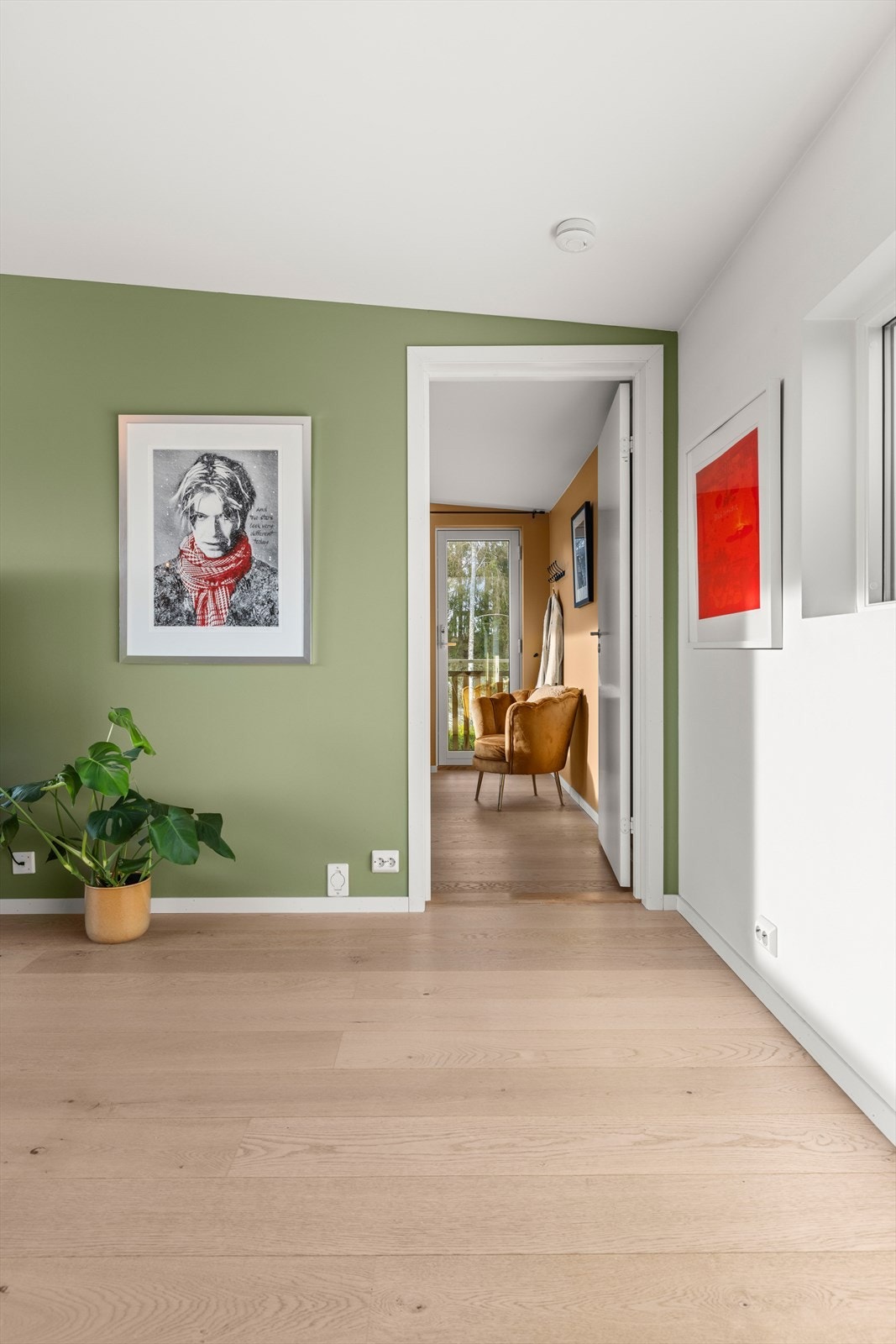 Fra stuen er det inngang til etasjens soverom og bad. Galleribilde